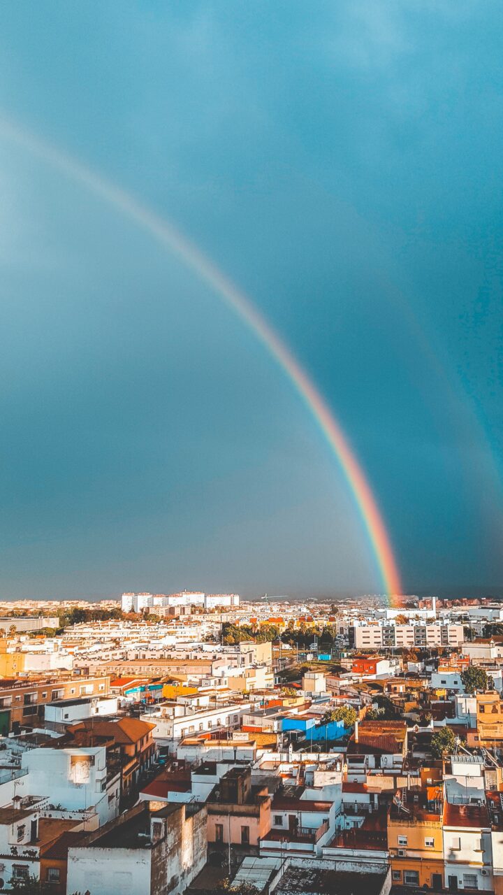Regenbogen über Stadt