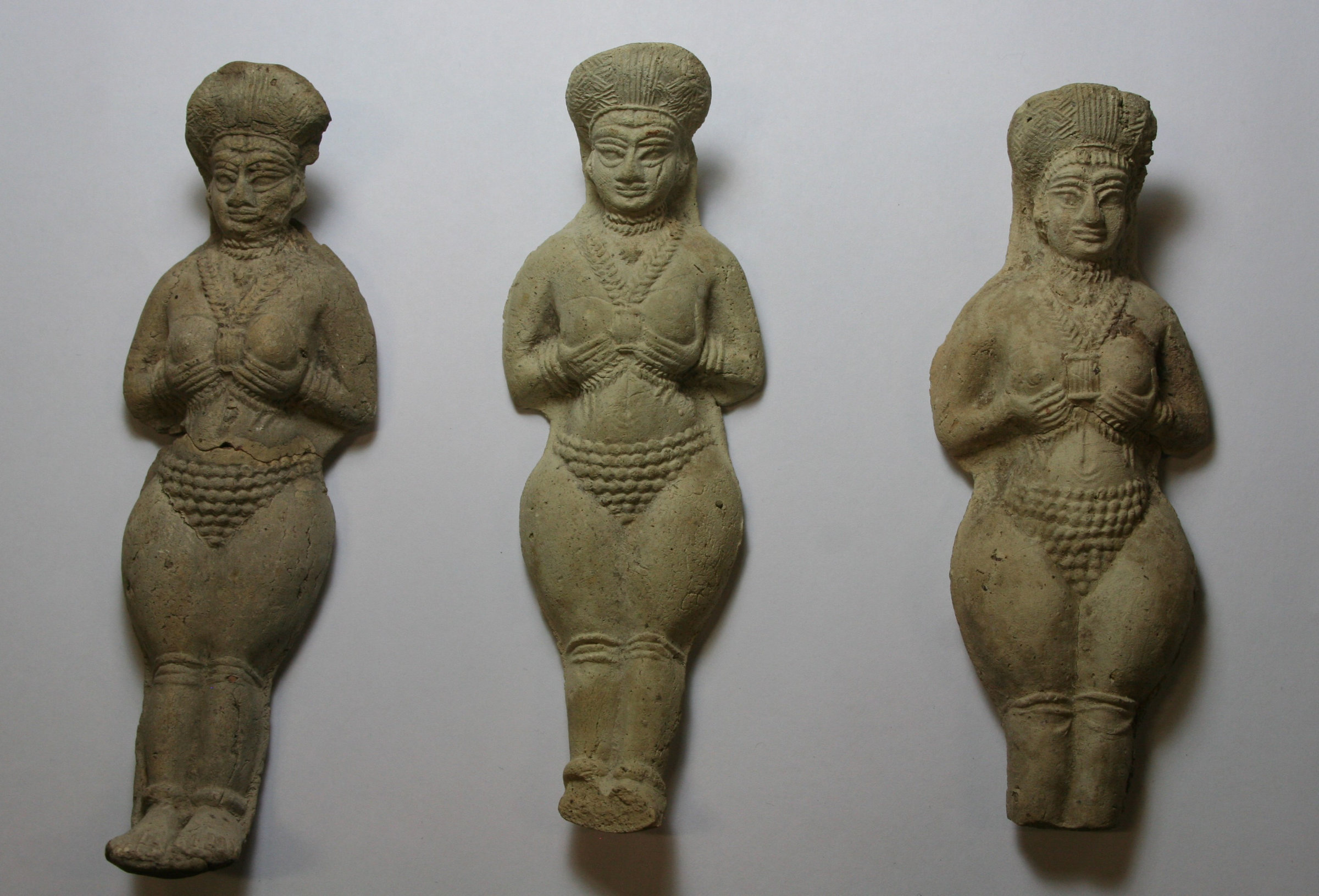 Solche mittel-elamische Figurinen (1400–1100 v. u. Z.) wurden in der älteren Forschung häufig mit Fruchtbarkeitsgottheiten in Verbindung gebracht. Bei genauerer Betrachtung spricht aber vieles gegen diese Identifizierung – u. a. dass die Figurinen häufig zerbrochen auf der Strasse gefunden wurden.
