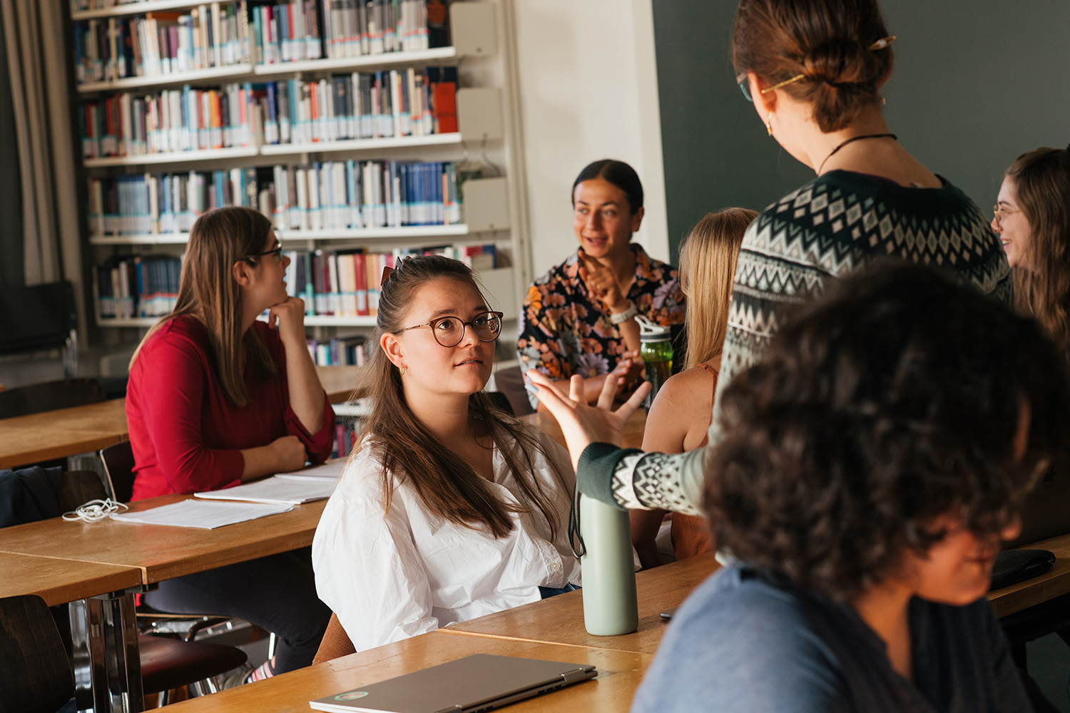 Studierende sitzen in der Runde zusammen