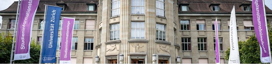 Foto Hauptgebäude mit Fahnen der Studieninformationstage