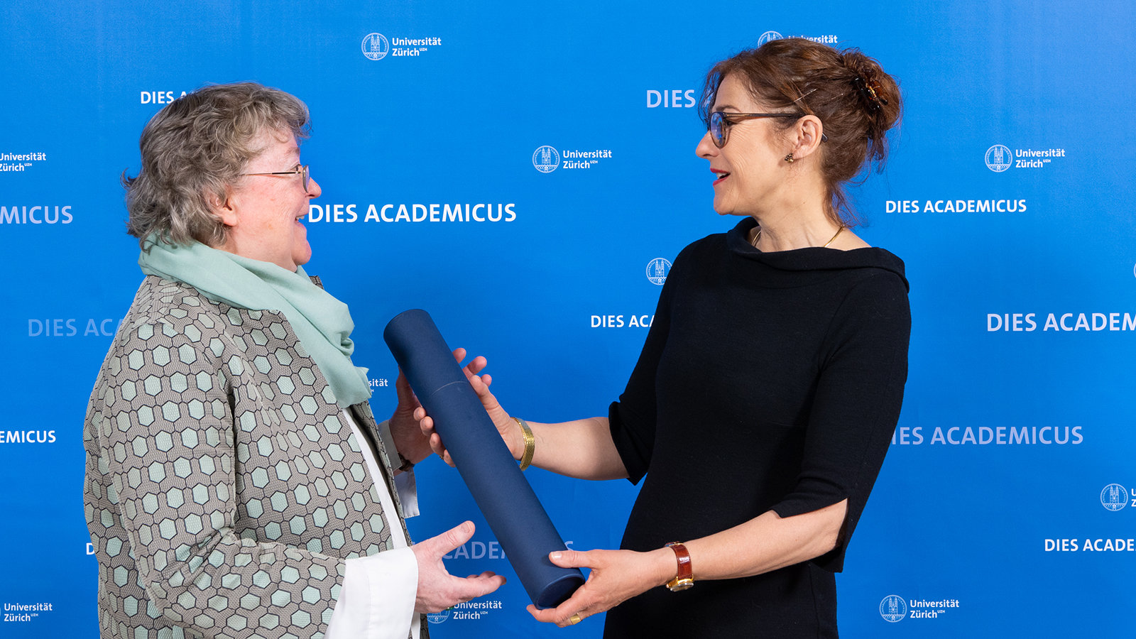 Dorothea Sattler (links) erhält im Rahmen des Dies Academicus von Dekanin Dorothea Lüddeckens die Urkunde mit der Ehrenpromotion.